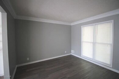 504 LIVING RM