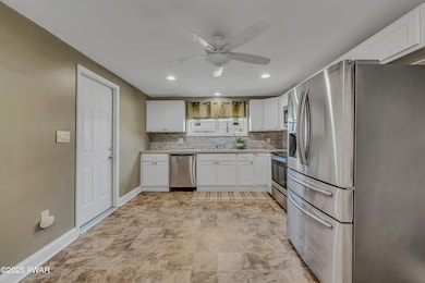 427 E Warren St, Dunmore, PA 18512 - photo 3