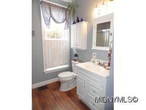Bright Updated 9x8 Full Bath