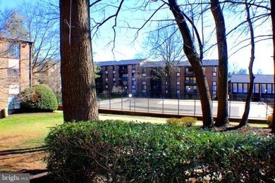 9717 Kings Crown Ct unit 1, Fairfax, VA 22031 - photo 2