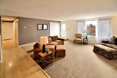 2 Bright & open living room