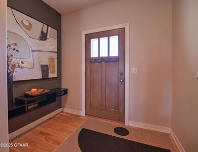 1586 Kings View Dr, Grand Forks, ND 58201 - photo 2