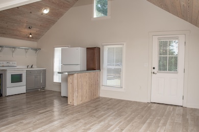 452 N Spring St, Crestview, FL 32536 - photo 6