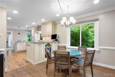 Kitchen eat-in area
