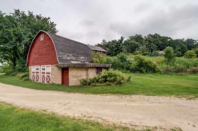 W1565 State Road 92, Brooklyn, WI 53521 - photo 2