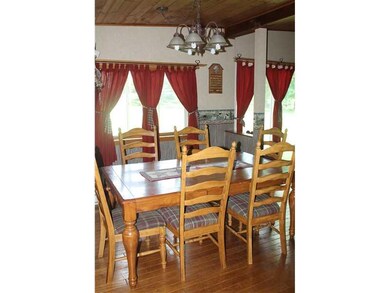Dining Room. Easy access to kitchen,,great for ent