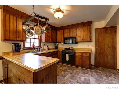 Fantastic Kitchen with gorgeous wood cabinets