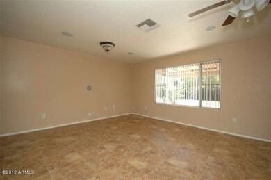 b-livingroomdiningroom_700