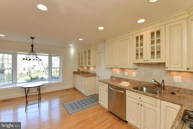 11813 Wayland St, Oakton, VA 22124 - photo 5