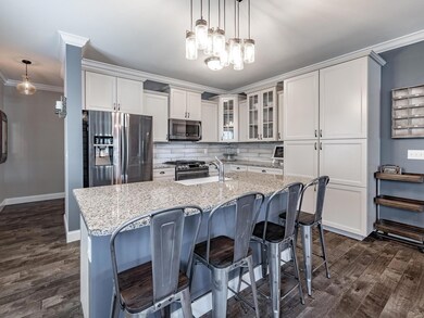 Over sized island, granite countertops, Upgraded l