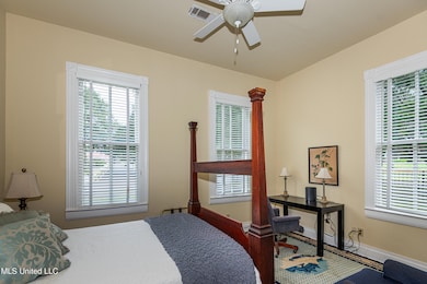 729 N Pearl bedroom