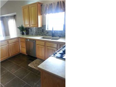 KITCHEN ALL NEWER STAINLESS APPLIANCES