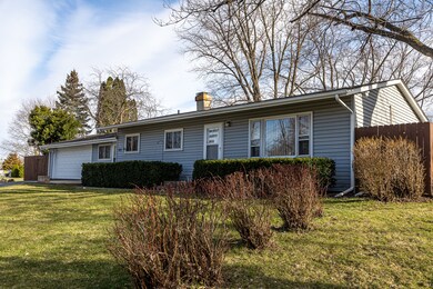 601 Topeka Dr, Carpentersville, IL 60110 - photo 2