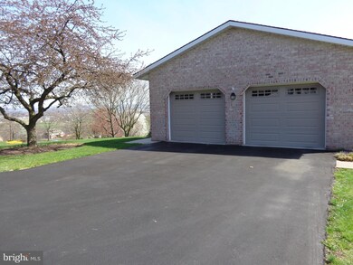 438 Lindman Dr, Chambersburg, PA 17202 - photo 3