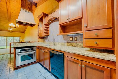 10181 E Cypress Ct, Pembroke Pines, FL 33026 - photo 7