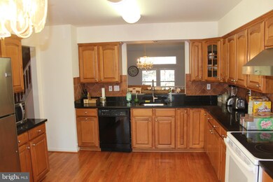 8007 Galla Knoll Cir, Springfield, VA 22153 - photo 2