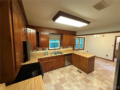 Kitchen with tasteful backsplash, sink, kitchen pe