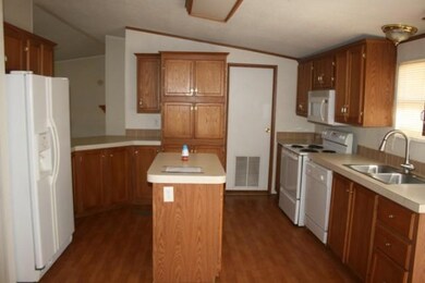 137 Hillside Dr, Troy, TX 76579 - photo 2