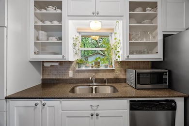 Kitchen with appliances with stainless steel fini
