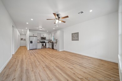 736 E 2nd St, Cushing, OK 74023 - photo 5