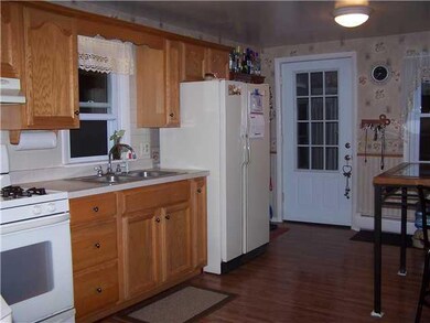 Kitchen Beautiful & Spacious Eat-In Kitchen with N