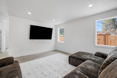 great room 3_2450sf_RealSavi_KlamathFall
