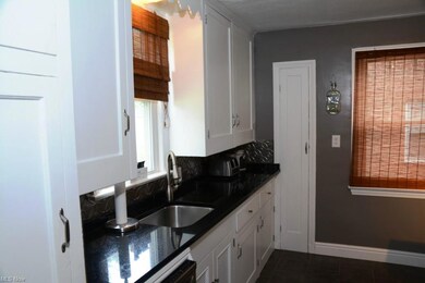 EAT-IN KITCHEN WITH GRANITE COUNTERTOPS, CERAMIC T