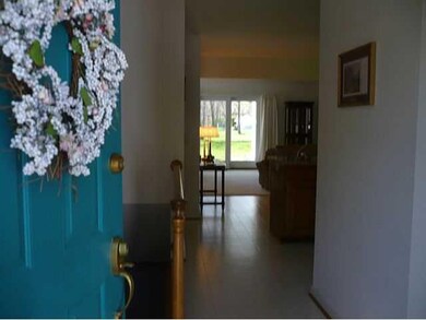 Foyer Come on in;we are waiting for YOU!
