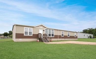 Manufactured / mobile home featuring crawl space 