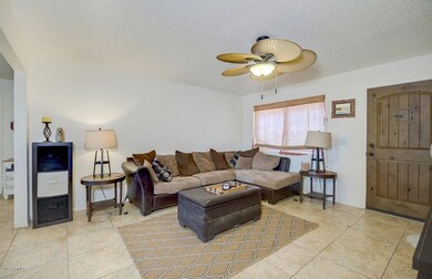 LIVING ROOM (2)