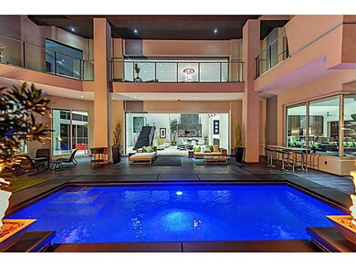 Swimming Pool/Hot Tub/Sauna.