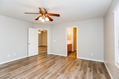 010-photo-main-bedroom-11563523