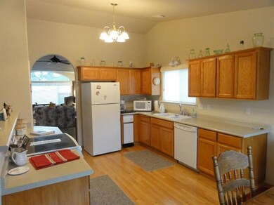 932 SW Princess Cir, Grants Pass, OR 97527 - photo 2