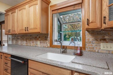 629 Westerfield Rd, Davenport, IA 52806 - photo 5