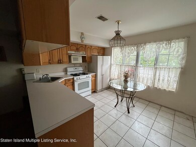 19 Woodcutters Ln, Staten Island, NY 10306 - photo 2