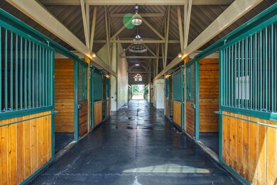 8 stall center aisle barn