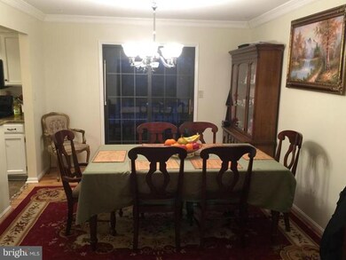 10222 Roberts Common Ln, Burke, VA 22015 - photo 5