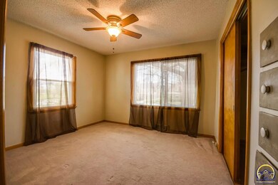2038 SW Collins Ave, Topeka, KS 66604 - photo 5