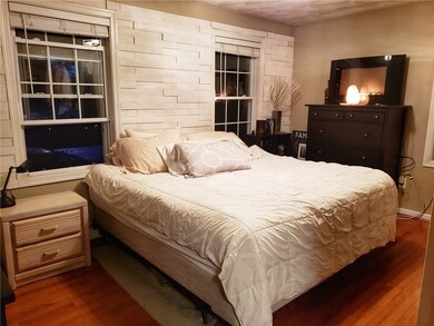 Don't you LOVE that accent wall?