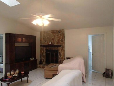 Living_to_Fireplace
