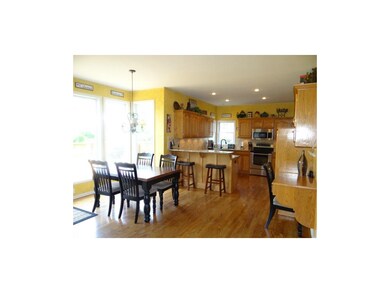 Spacious Kitchen With Bar, Built In Desk, SS Appli