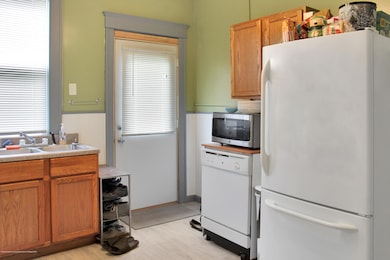 729 N Chestnut St, Lansing, MI 48906 - photo 3