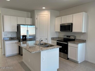 83a - Kitchen (2)