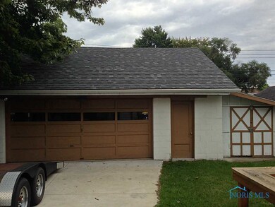 Detached Garage.