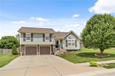 1114 Carlisle Dr, Raymore, MO 64083 - photo 2