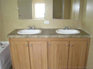 237 Davis St, Wilson, OK 73463 - photo 6