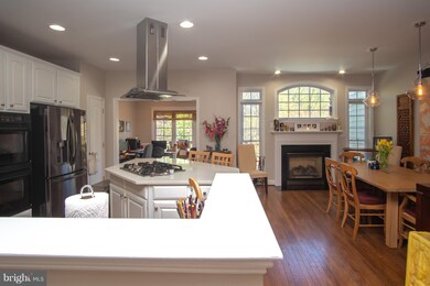 9966 Cyrandall Dr, Oakton, VA 22124 - photo 4