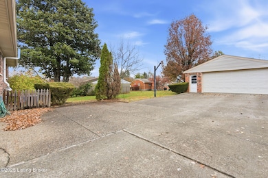 1907 Balfour Dr, Louisville, KY 40242 - photo 6