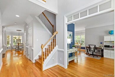 Foyer view to the eat-in kitchen, the 8X4 half bat