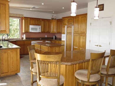 Breakfast Bar and Kitchen